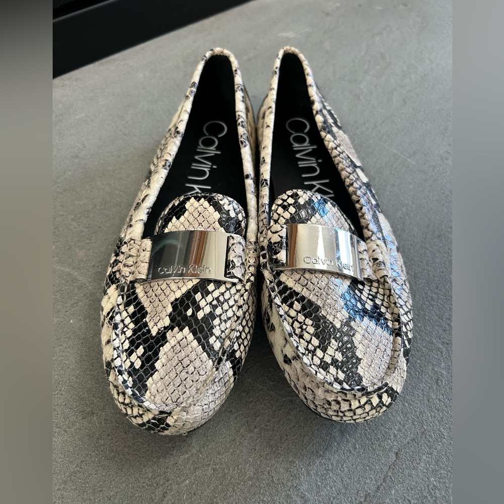 Calvin Klein Women's Snakeskin Loafers - Black and Cream